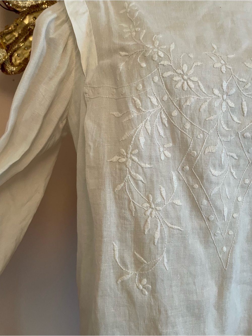 Vintage Victorian Embroidered White Linen Boho Top w Back Button Up
